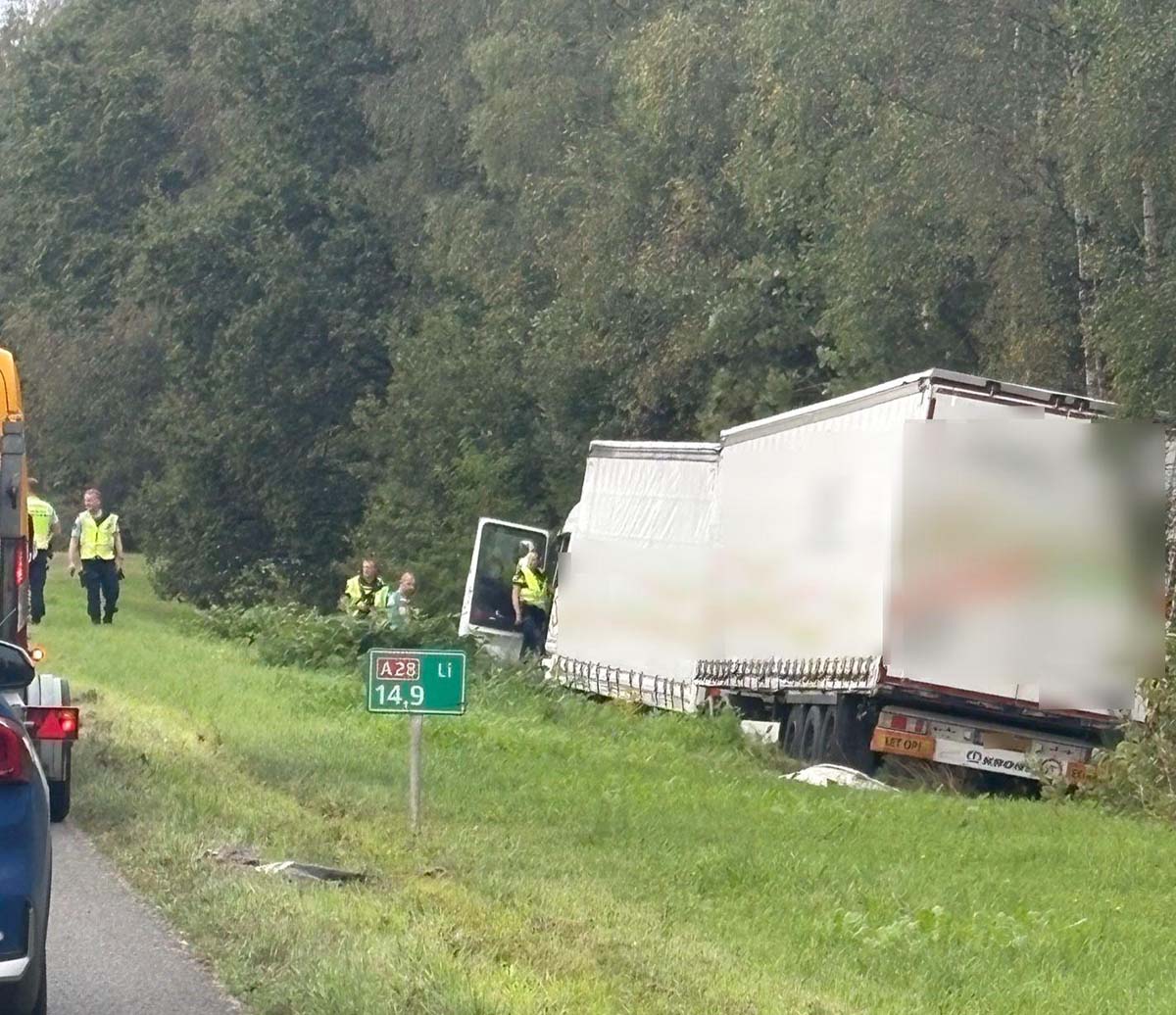 Vrachtwagen van de weg geraakt langs A28 bij Soesterberg: vertraging richting Utrecht loopt mogelijk