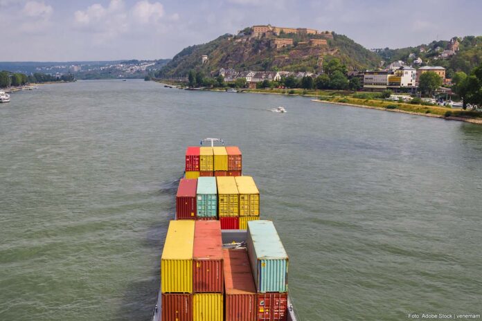 Schip op de Rijn bij Koblenz