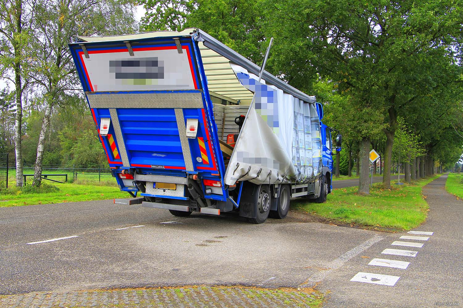 Vrachtwagen rijdt tegen spoorbrug in Weert: cabine en oplegger zwaar beschadigd [+foto’s]