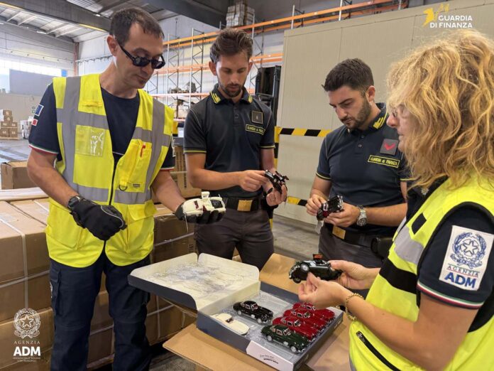 vervalste Mercedes Benz-modelauto's onderschept