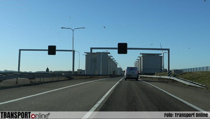 Afsluitdijk, Stevinsluizen