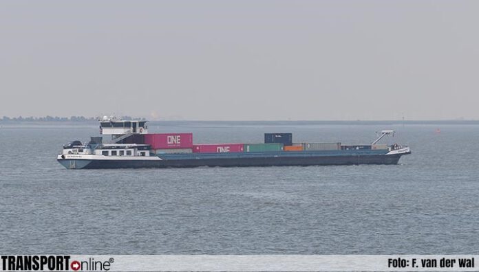 Binnenvaartschip met containers