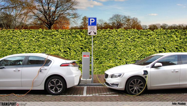 Autoverkoop licht gestegen, hybrides en e-auto’s populairder