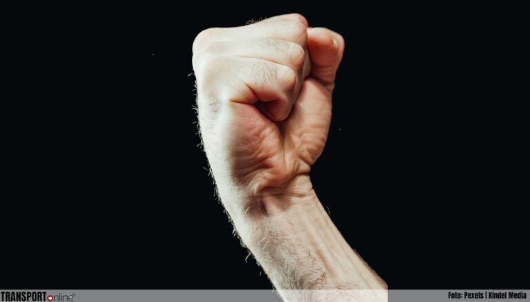 Van reddingsactie naar knokpartij: vrachtwagenchauffeur stopt dronken collega op Duitse A71