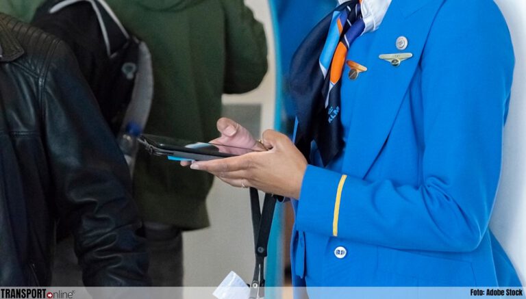 Lange rij bij helpdesk KLM op Schiphol