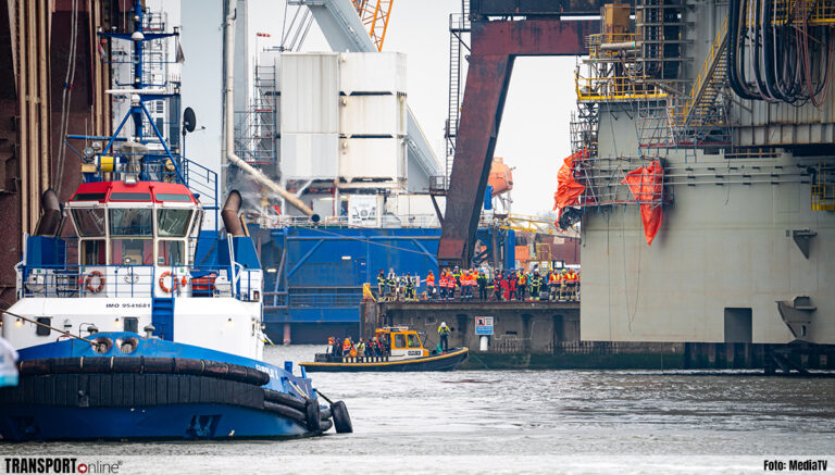 Persoon valt van boorplatform na aanvaring [+foto]