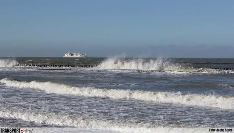 Schepen voor anker voor haven van Rotterdam vanwege storm Benjamin